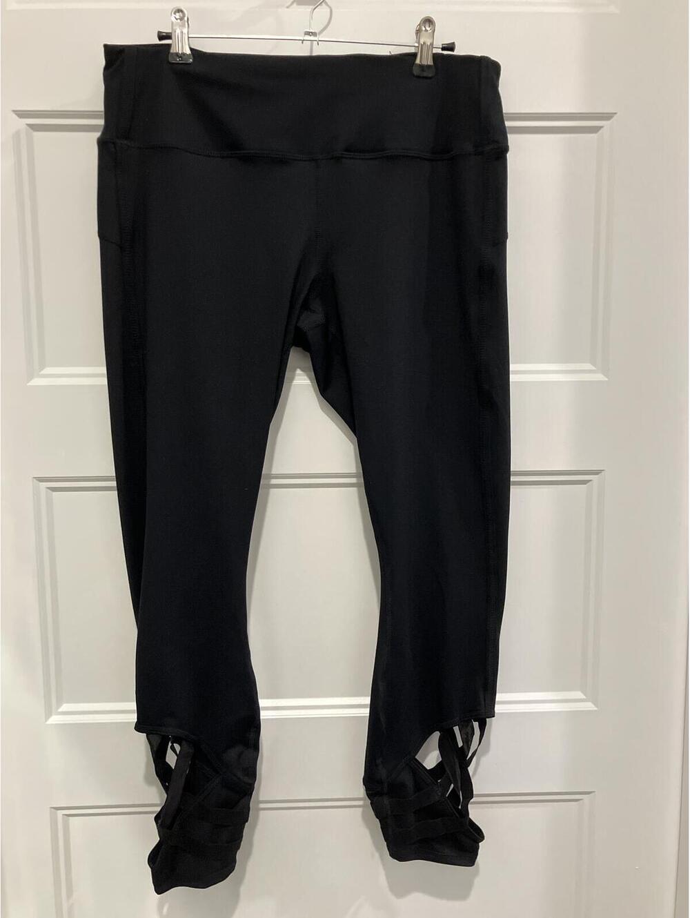 NWOT Active Life Black Strappy Hem Cropped Leggings Size L